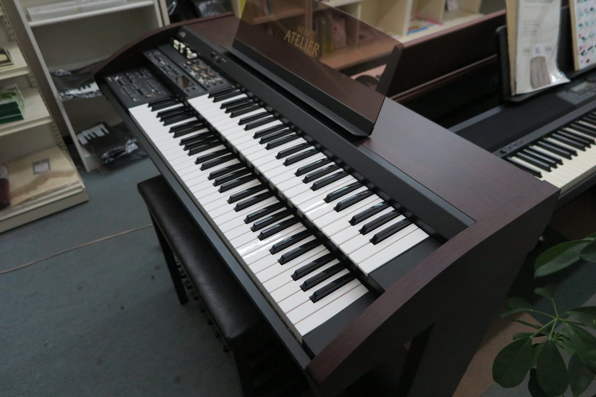 【中古】ローランド オルガン　アトリエAT-800 中古】ローランド オルガン アトリエAT-800 鍵盤楽器